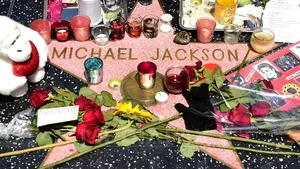 Mormântul lui Michael Jackson, acoperit cu flori, la cinci ani de la moartea starului - FOTO