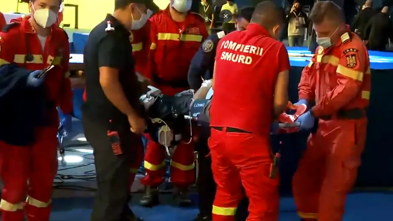 VIDEO Un delegat PNL a fost luat un targa de la Congres, după ce ar fi căzut pe scenă