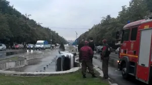 Un bărbat s-a răsturnat cu maşina într-o fântână din Piaţa Constituţiei