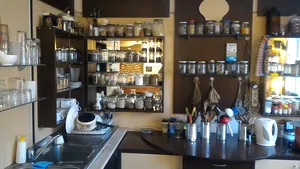 GALERIE FOTO Familia care a renunţat la alimentele din supermarket şi îşi face acasă produsele cosmentice. Orice bun care intră este păstrat până i se mai găseşte o întrebuinţare