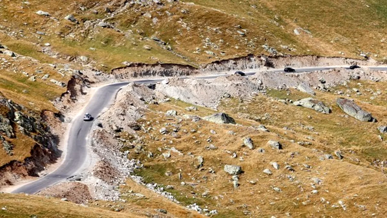 Alba: Drumul Transalpina, blocat de aluviunile scurse de pe versanţi în zona Tău - Oaşa din cauza ploilor