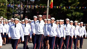 FOTO, VIDEO | Sute de elevi şi cadre militare, în pas de defilare la Colegiului Naţional Militar ”Mihai Viteazul” din Alba Iulia