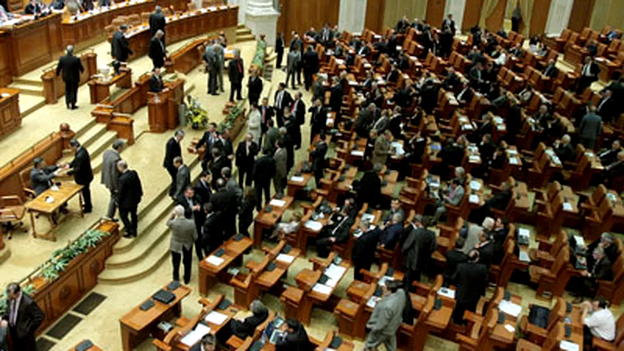 Curtea Constituţională discută, luni, sesizarea PDL la moţiunea de cenzură PNL-UDMR