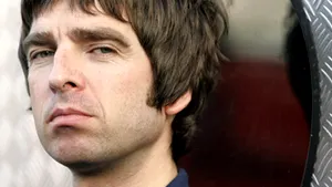 Noel Gallagher, agresat în timpul unui concert (Galerie Video)