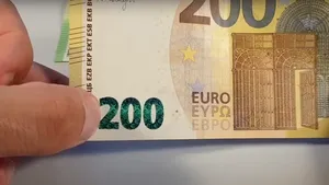 Bancnote false de 200 de euro schimbate de o femeie la diverse case de schimb din Dâmbovița