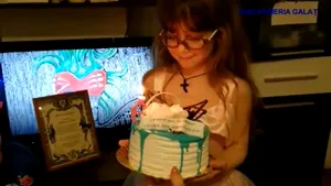 Surpriza vieţii pentru o fetiţă care a împlinit 6 ani. Jandarmii i-au adus un tort la uşa apartamentului