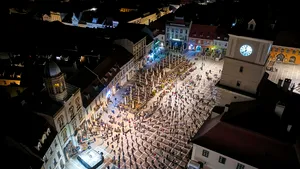 Imagini impresionante de la slujba de Înviere, desfăşurată în Piaţa Sfatului, oraşul Braşov
