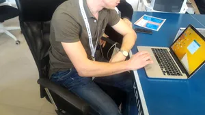 Un scaun inteligent creat de studenţii din Cluj avertizează asupra posturii incorecte la birou/ Ce poate face aplicaţia pentru telefonul mobil | GALERIE FOTO