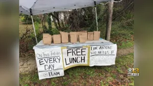 Solidaritatea care dă speranţă. O femeie din SUA lasă pachete cu mâncare în fiecare zi, într-o intersecţie