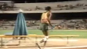 Momente impresionante din istoria sportului: Un atlet accidentat şi-a continuat maratonul şi a făcut un întreg stadion să plângă - VIDEO