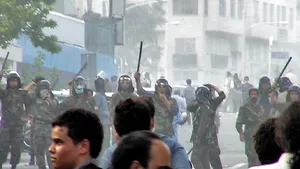 Poliţia din Iran foloseşte gaze lacrimogene pentru dispersarea manifestanţilor