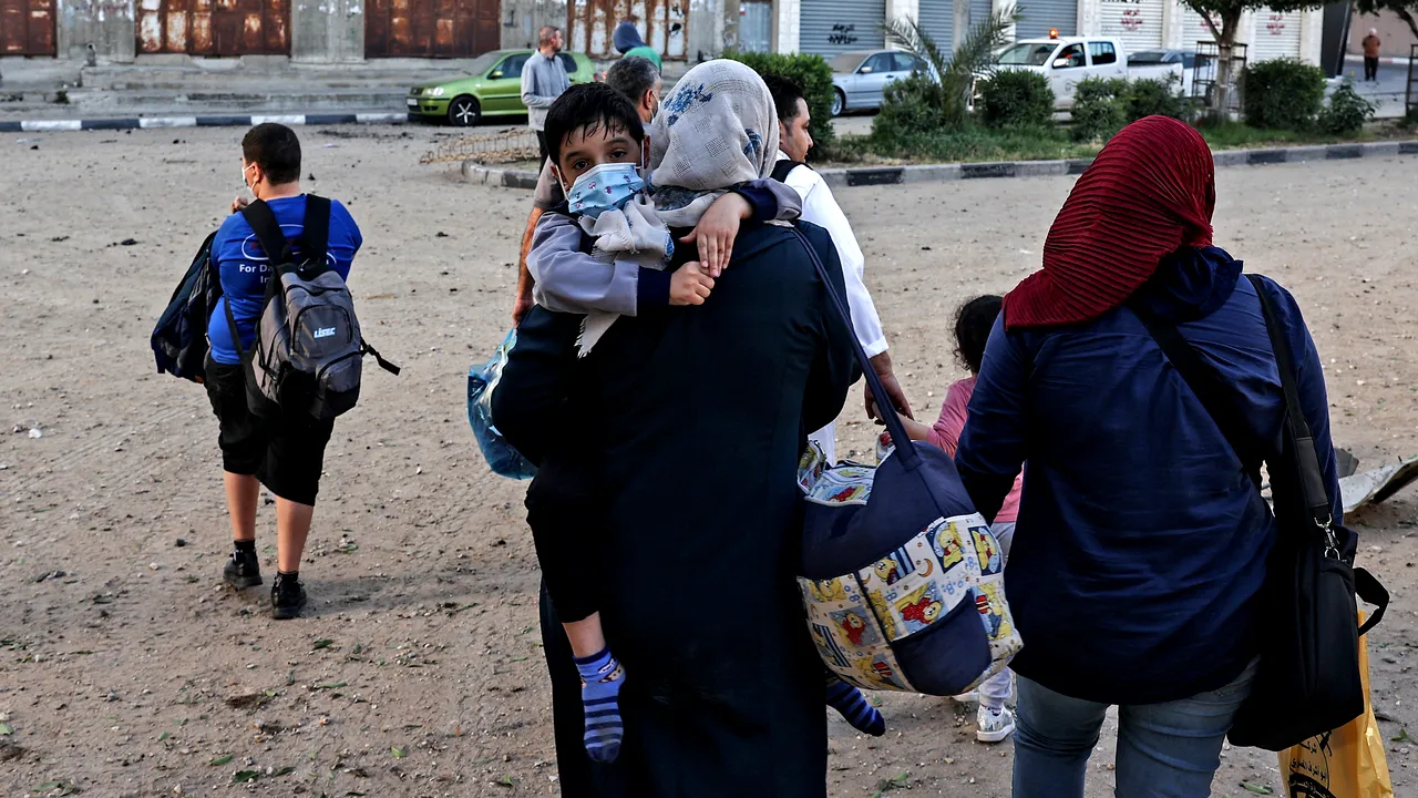 Refugiaţii din Gaza primesc apă, alimente şi medicamente cu ajutorul aeronavelor şi paraşutelor