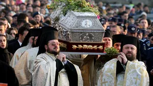 Iaşi: Zeci de mii de credincioşi, la slujba prilejuită de hramul Sfintei Parascheva