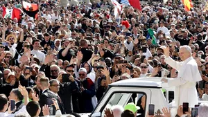 Papa Leon a făcut prima baie de mulţime a în papamobil