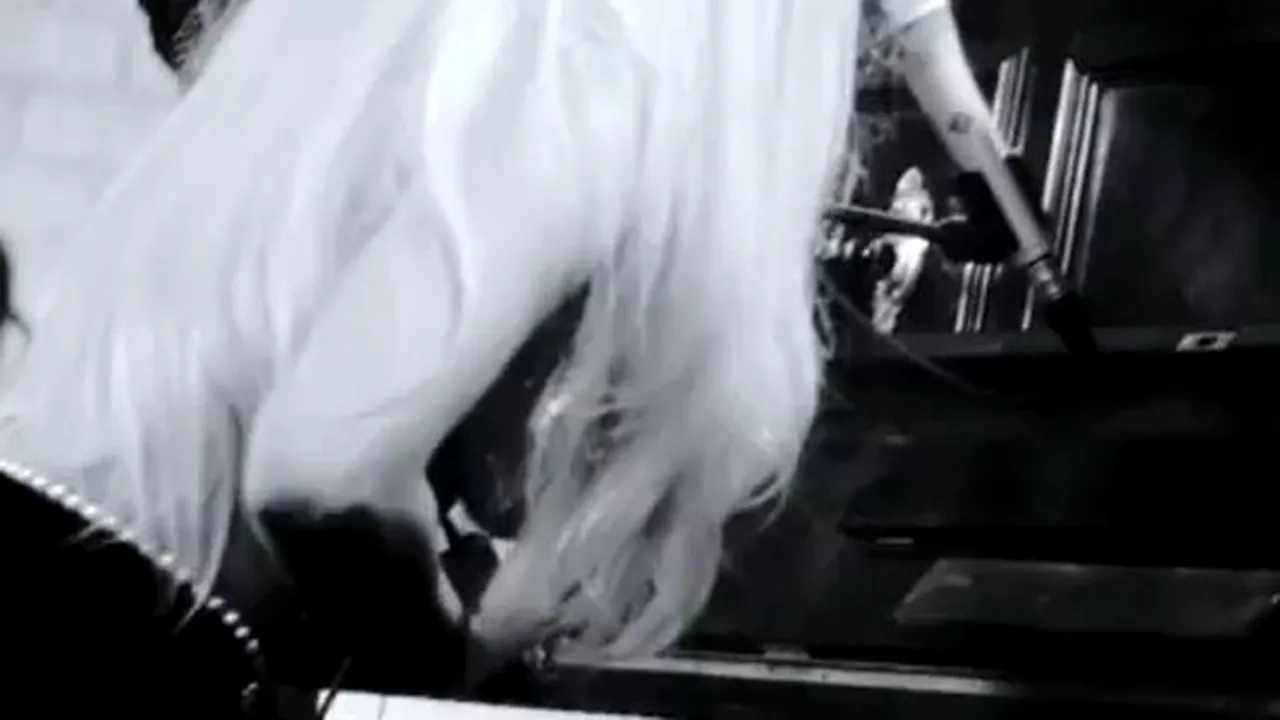 Lady Gaga cântă topless la pian - VIDEO