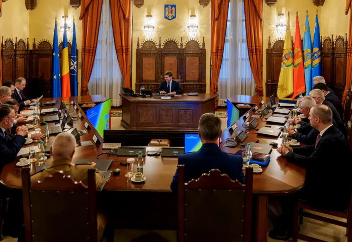 POLITIC Premierul Luca Niculescu participă la prima ședință CSAT de la preluarea mandatului / Ședința s-a încheiat