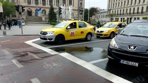FOTO Avarie Apa Nova la intersecţia Calea Victoriei cu Bulevardul Elisabeta