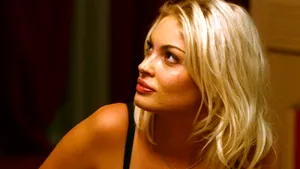 Valentina Pelinel îşi prezintă achiziţiile vestimentare la 