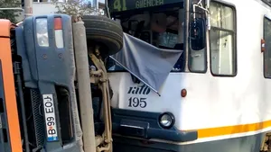 ACCIDENT în centrul Capitalei: Circulaţia pe linia tramvaiului 41, blocată în ambele sensuri. RATB a introdus o linie navetă de autobuze pentru a prelua călătorii - FOTO
