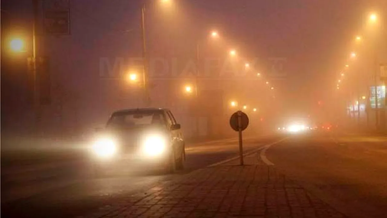 Vizibilitate redusă pe drumurile naţionale din 15 judeţe din cauza ceţii
