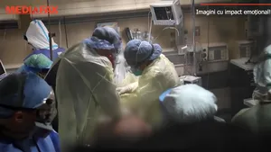 Imagini rare dintr-un spital din New York. Cum e salvat un bolnav de COVID-19 din ghearele morţii