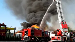 Incendiu VIOLENT în Piteşti. Un fost restaurant riscă să se prăbuşească