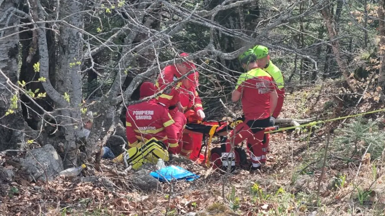 Tehnici avansate de salvare pentru recuperarea unui turist blocat într-o zonă de stâncă din Munții Făgăraș
