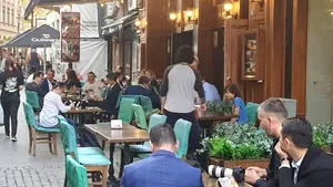 Ieşirea la terasă a premierului PNL. Firea spune că datorită ei Orban s-a putut bucura de Centrul Vechi