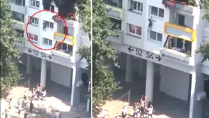VIDEO: Doi fraţi de 10 şi 3 ani au fost salvaţi dintr-un incendiu după ce au sărit de pe geam în braţele trecătorilor