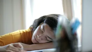 Dormi mai puțin de 7 ore? Un nou studiu arată ce se întâmplă cu greutatea ta
