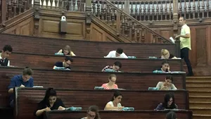 ADMITEREA LA MEDICINĂ. 3000 de tineri, la examen, la Bucureşti: Vreau să contribui la salvarea sistemului medical / Rectorul Sinescu: Cam o treime pleacă după terminarea facultăţii. De obicei pleacă cei mai buni