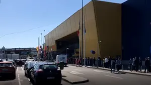 VIDEO Cozi kilometrice la IKEA Băneasa. Oamenii aşteaptă zeci de minute ca să intre în magazin
