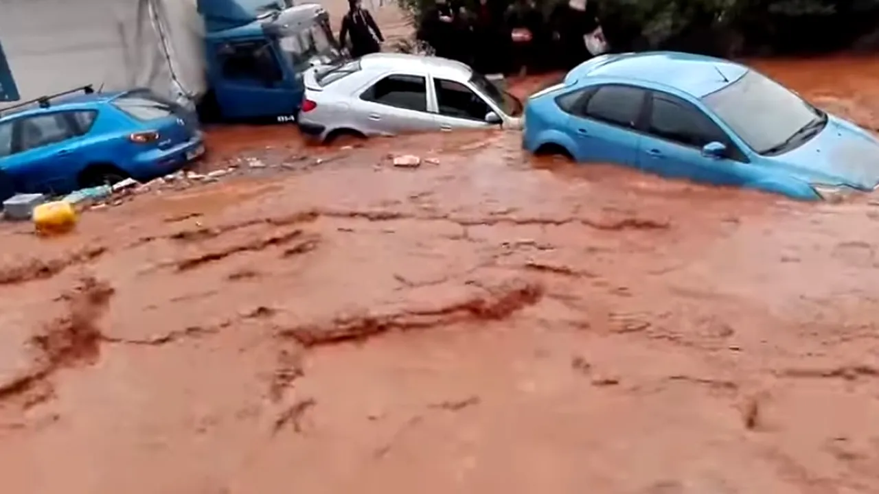 INUNDAŢIILE din Atena: Cinci persoane rămân dispărute, iar alte 15 şi-au pierdut viaţa 