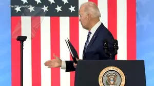 Gafa preşedintelui Biden: se întoarce să strângă mâna, dar nu era nimeni lângă el

