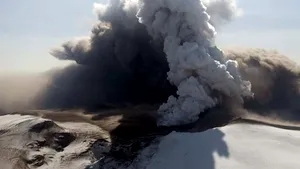 Ceas unicat creat din cenuşă şi rocă din vulcanul Eyjafjallajökull, lansat de o companie elveţiană