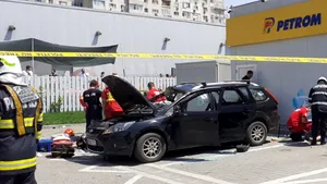 Explozie într-o maşină, pe o stradă din Bucureşti. UPDATE: Un tânăr a decedat