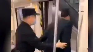 Autorităţile din China se chinuie să oprească răspândirea coronavirusului: Ce păţesc cei prinşi fără măşti medicale - VIDEO