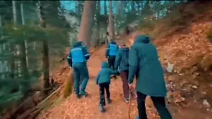 Trei turiști străini, escortați de jandarmii montani după întâlnirea cu o ursoaică la Sinaia