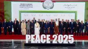 Fotografie de grup la Sharm el-Sheikh: Trump, înconjurat de lideri mondiali şi de preşedintele FIFA
