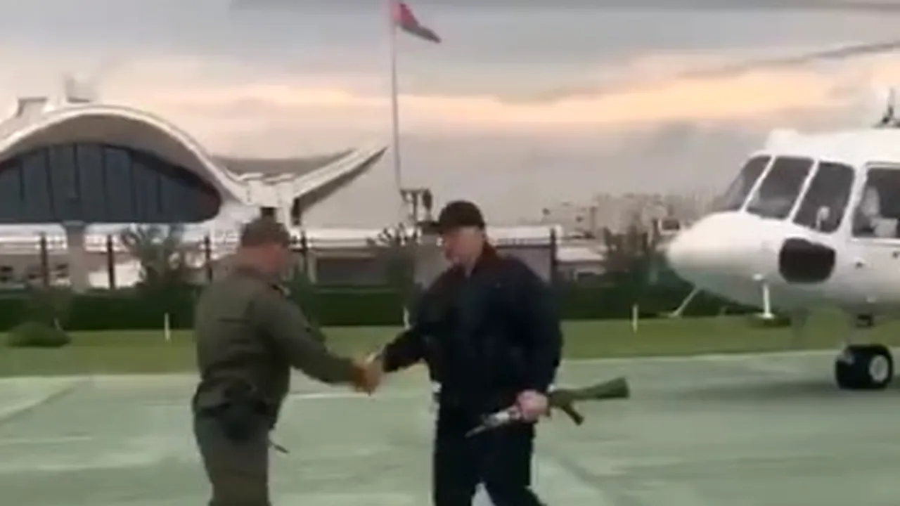 Proteste de amploare în Minsk. Presa de opoziţie din Belarus a publicat un video cu ”ultimul dictator al Europei” îmbrăcat în vestă antiglonţ şi cu puşcă în mână