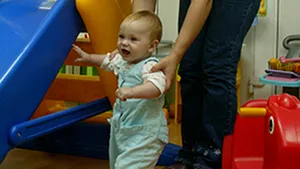 COMENTARIU: Durata concediului maternal - o falsă problemă, lipsa creşelor sau a alternativelor - cea reală