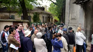 CASMB, despre cozile de la sediul instituţiei: Mii de asiguraţi, invitaţi încă din ianuarie să-şi ia cardurile de sănătate, se înghesuie acum