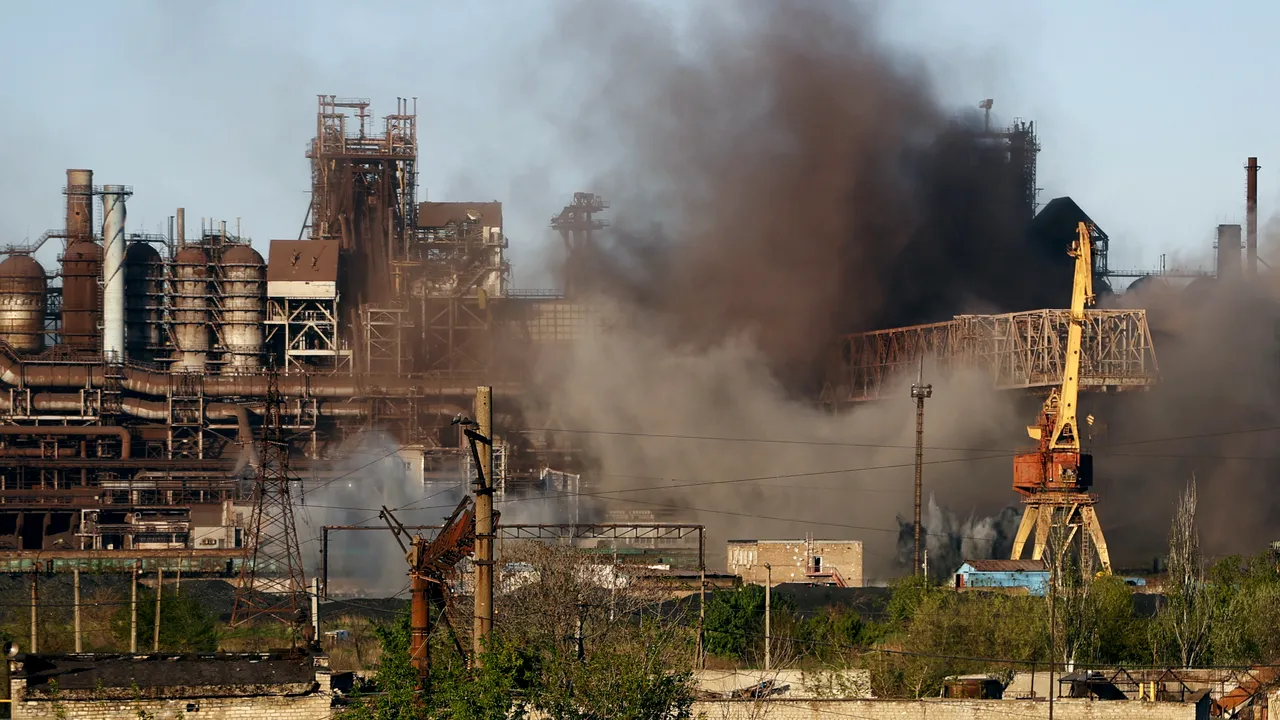 Războiul din Ucraina, a 75-a zi. Militarii ucraineni prinşi în combinatul siderurgic Azovstal nu renunţă. Bombardamentele ruse continuă. Ruşii îmbrăcaţi în militari ucraineni ar putea ataca civilii. Patru rachete au lovit zona Odesa