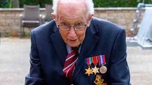 Coronavirus. Un bătrân de aproape 100 de ani a adunat 3 milioane de lire sterline pentru angajaţii din sistemul medical britanic

