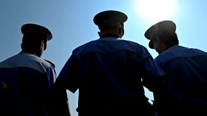 Craiova: Doi poliţişti au fost agresaţi de tineri care petreceau în stradă - VIDEO