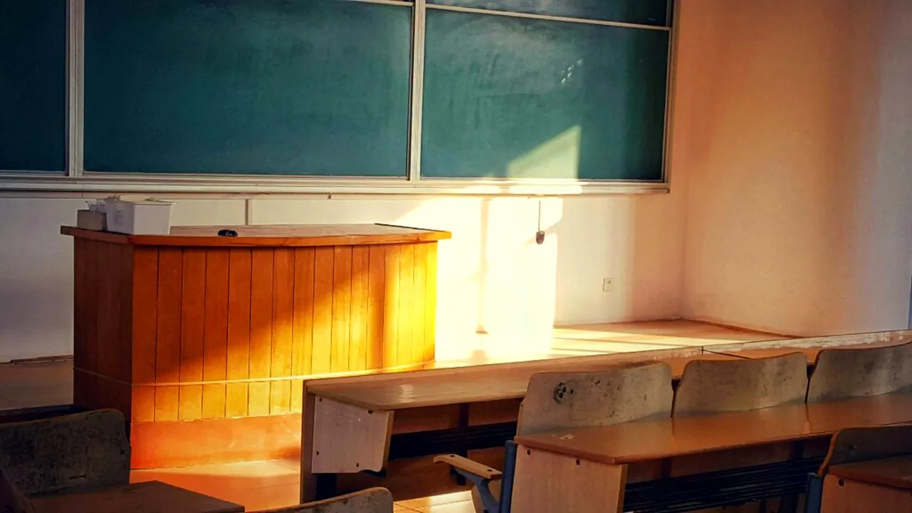 Ministerul Educației anunță că școlile vor decide cum vor fi recuperate orele în județele aflate sub Cod roșu