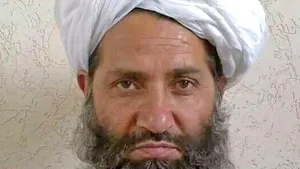 Liderul suprem al talibanilor şi-a făcut apariţia publică într-un oraş din Afganistan, după ce s-a speculat că ar fi murit