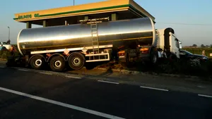 Trei persoane rănite după ce o maşină s-a ciocnit cu o autocisternă plină cu ciment, în judeţul Braşov
