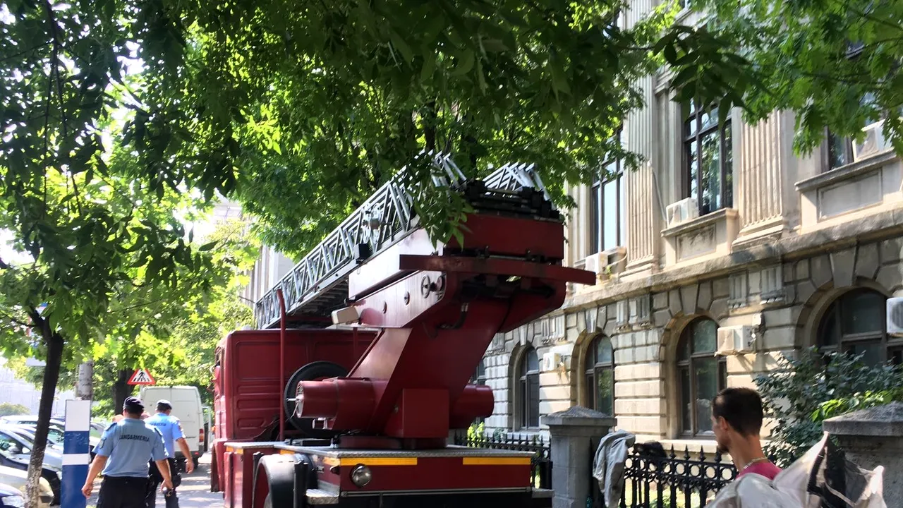 Incendiu pe acoperişul Universităţii Dimitrie Cantemir din Capitală
