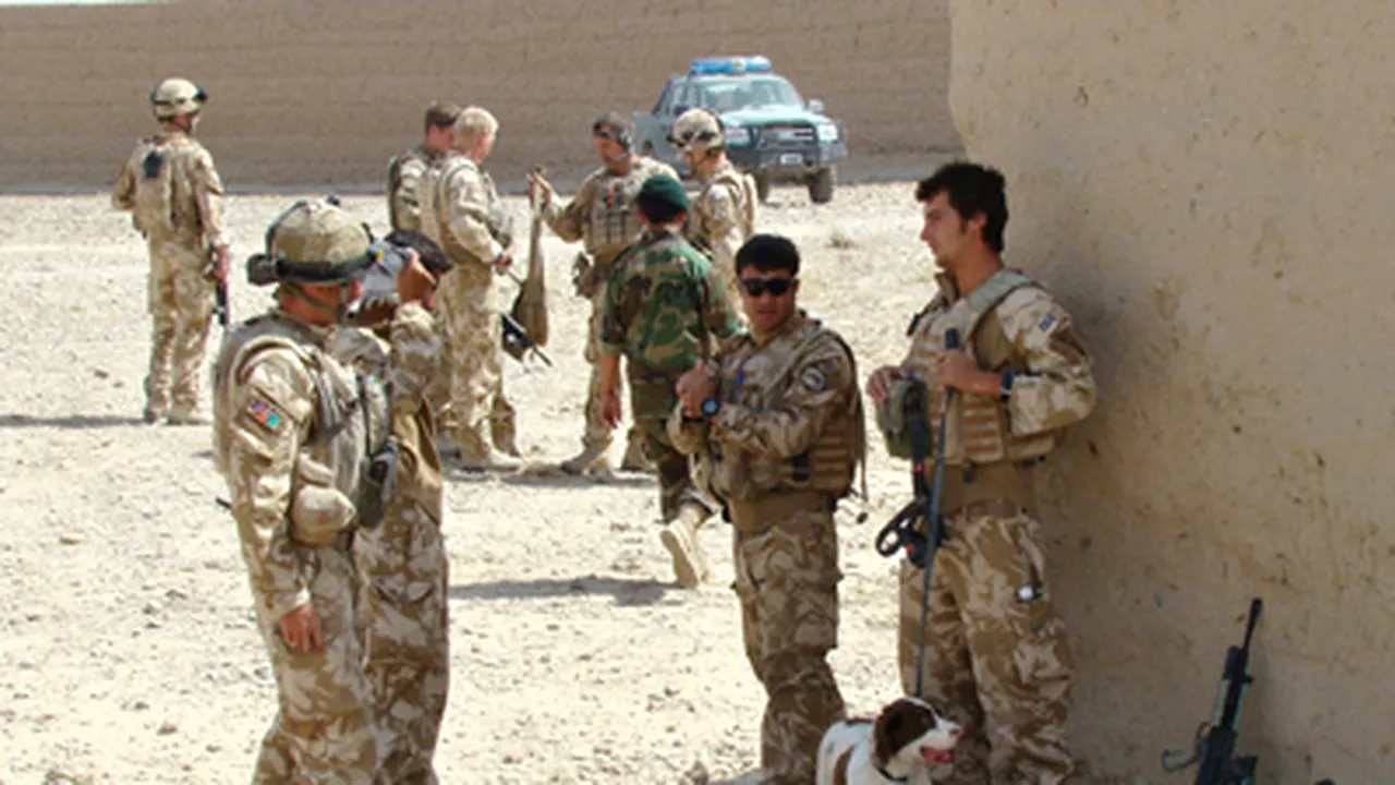 Gordon Brown, aflat într-o vizită în Afganistan, sugerează că ar putea suplimenta efectivele